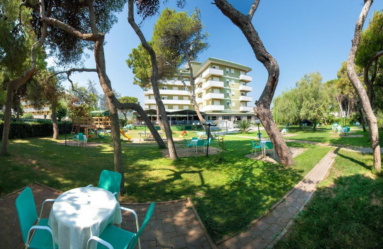 Hotel Smeraldo Джулианова Экстерьер фото