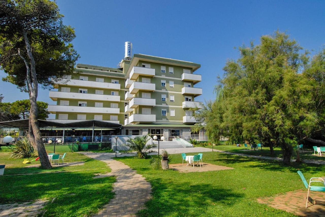 Hotel Smeraldo Джулианова Экстерьер фото