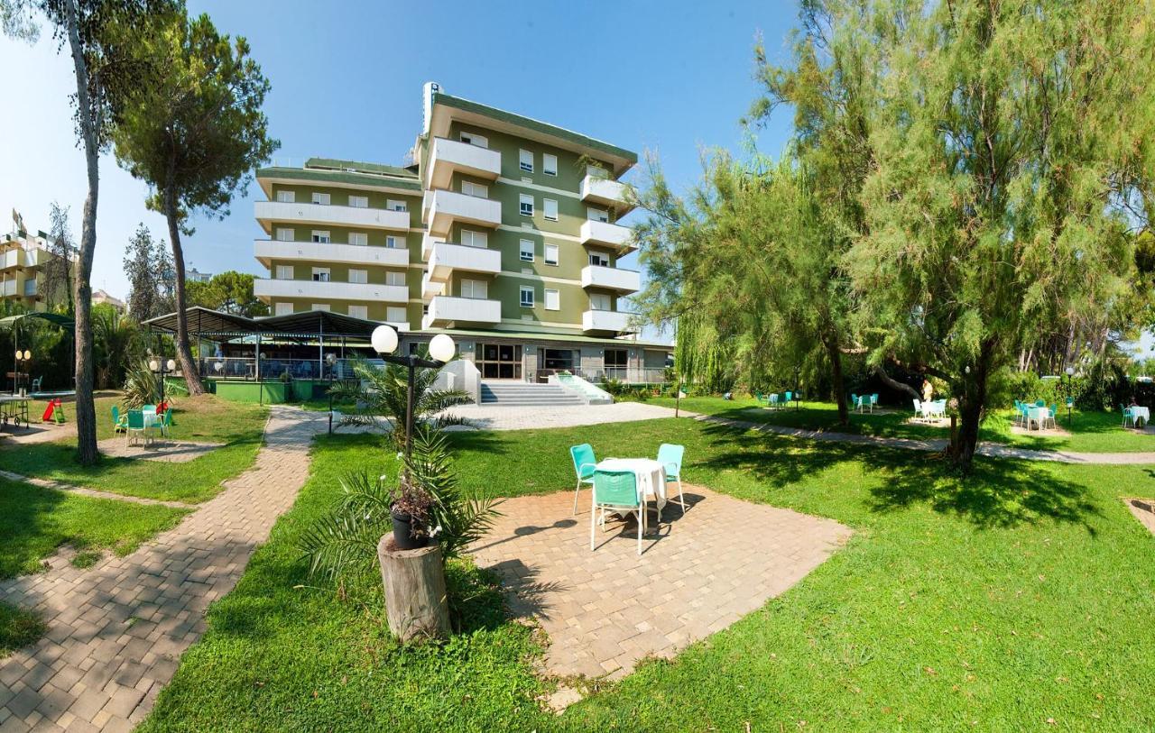 Hotel Smeraldo Джулианова Экстерьер фото