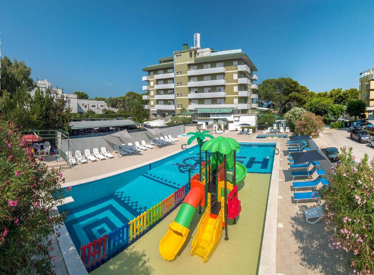 Hotel Smeraldo Джулианова Экстерьер фото