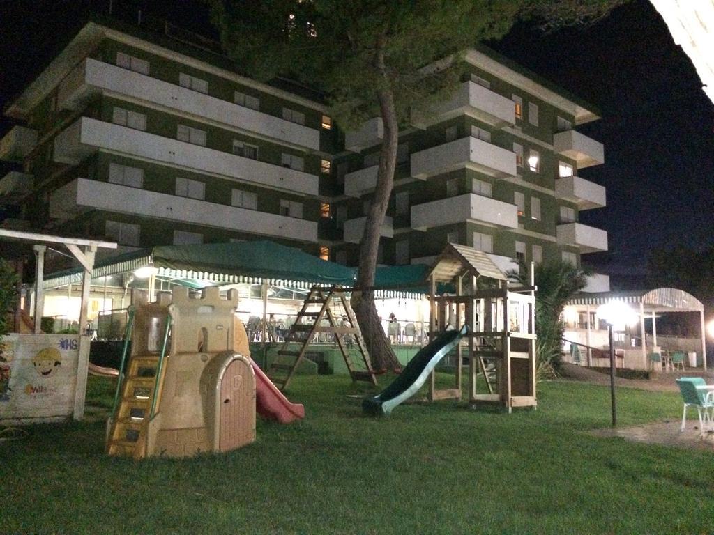 Hotel Smeraldo Джулианова Экстерьер фото