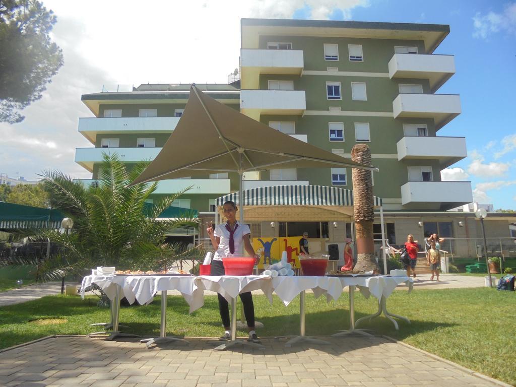Hotel Smeraldo Джулианова Экстерьер фото