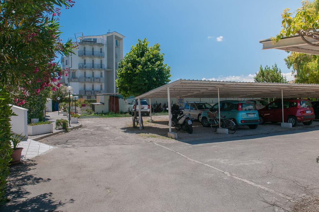 Hotel Smeraldo Джулианова Экстерьер фото
