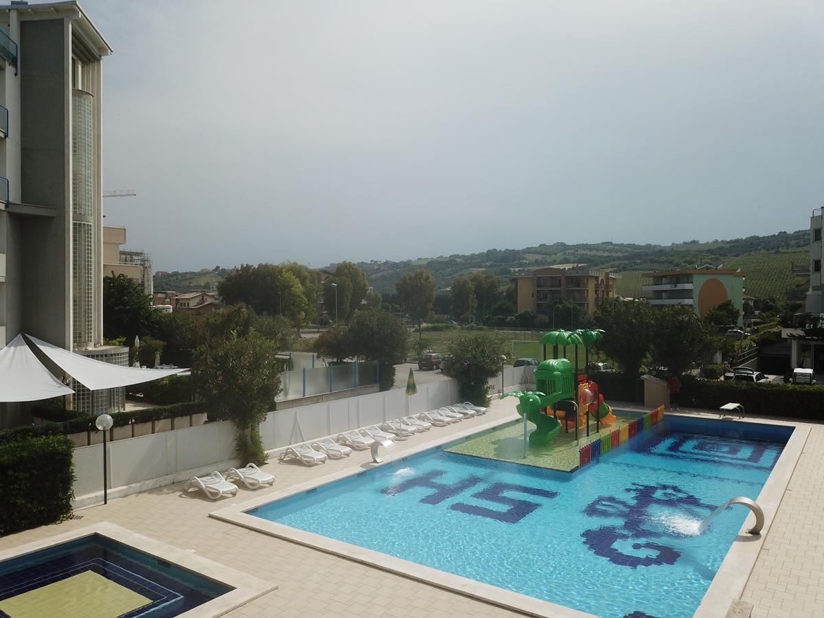 Hotel Smeraldo Джулианова Экстерьер фото